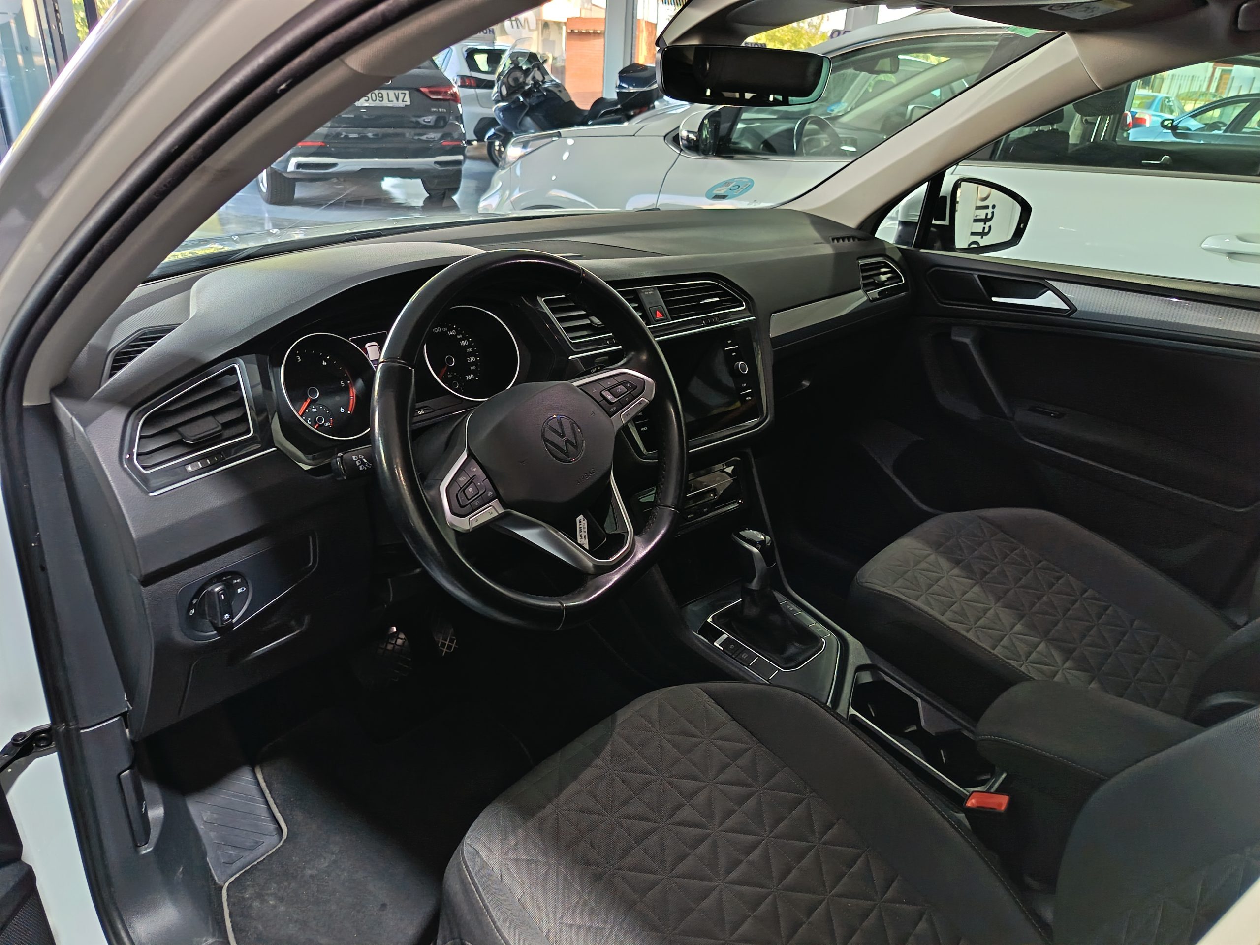 VOLKSWAGEN TIGUAN Life 2.0 TDI (150CV) DSG 5 Puertas - Imagen 2